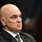 Alexandre de Moraes, hace gestos durante la sesión de votación para condenar o absolver al ex presidente de extrema derecha Jair Bolsonaro