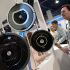 Robots aspiradores de «iRobot» expuestos en el CES (Consumer Electronics Show) en Las Vegas, Nevada, EE. UU., el 8 de enero de 2015. La feria comercial se celebra del 6 al 9 de enero de 2015.