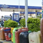 (Archivo) Filas para el combustible en Bolivia