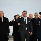 Donald Trump, Pete Hegseth y Dan Caine saludan en la ceremonia por el regreso de los restos de los estadounidenses abatidos