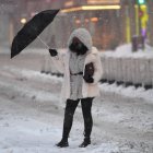 Imagen de una mujer en medio de la nieve (Archivo)