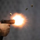 Disparo desde un arma de fuego semi-automática (Archivo)