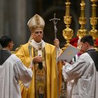 El Papa León XIV (C) oficia la misa de Nochebuena en la Basílica de San Pedro del Vaticano