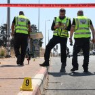 La policía israelí acordonó el lugar donde se produjo un presunto atropello con vehículo en la ciudad de Kfar Yona, en el centro de Israel, el 24 de julio de 2025. Ocho personas fueron trasladadas al hospital después de que un coche se estrellara contra una parada de autobús en el centro de Israel el 24 de julio, en lo que se sospecha que fue un ataque con coche, según informaron los servicios de emergencia. El coche fue abandonado y posteriormente recuperado, y se está buscando al conductor con helicópteros, motos y una unidad canina especializada, añadió la policía.