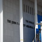 Equipos de trabajo añaden el nombre "Donald J. Trump" al Kennedy Center for the Performing Arts en Washington, D.C., el 19 de diciembre de 2025.