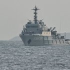 Un barco chino es visto en aguas cercanas a la isla de Pingtan, el punto más cercano a Taiwán, en la provincia de Fujian, al este de China, el 29 de diciembre de 2025. China inició maniobras militares con fuego real alrededor de Taiwán el 29 de diciembre, que según dijo simularían un bloqueo de los principales puertos de la isla autónoma, lo que llevó a Taipéi a condenar la «intimidación militar» de Pekín.