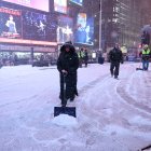 Trabajadores limpian la nieve en las calles de Nueva York