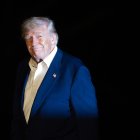 Trump bajando del Air Force One/ Saul Loeb