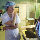 Una enfermera estudia una mamografía-Imagen de Archivo