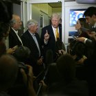 El presidente de los Estados Unidos, Donald Trump (C-R), acompañado por el senador Lindsey Graham, republicano por Carolina del Sur, habla con los periodistas a bordo del Air Force One de regreso a Washington, D.C., el 4 de enero de 2026. El presidente Trump regresa a D.C. después de pasar las vacaciones en su residencia Mar-a-Lago en Palm Beach, Florida.