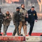 El derrocado presidente de Venezuela, Nicolás Maduro, segundo por la derecha, y su esposa, Cilia Flores, segunda por la izquierda, llegan al helipuerto de Wall Street, en el distrito neoyorquino de Manhattan, para ser trasladados a un tribunal de Nueva York el lunes 5 de enero de 2026. Van a ser procesados como parte de una acusación de narcoterrorismo presentada contra ellos por el Gobierno de los Estados Unidos. Protagonistas: el derrocado presidente de Venezuela, Nicolás Maduro, segundo por la derecha, y su esposa, Cilia Flores, segunda por la izquierda. Lugar: Manhattan, Nueva York.