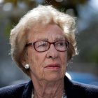 Eva Schloss, hermanastra de Ana Frank y sobreviviente del Holocausto, asiste a una conferencia de prensa en Newport Beach, California, el jueves 7 de marzo de 2019