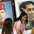 Delcy Rodríguez junto a los retratos de Chávez y Bolívar.