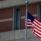 Una bandera ondea en las afueras del Metropolitan Detention Center, (MDC) en Brooklyn