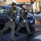 El comandante de la Patrulla Fronteriza de EE. UU. Gregory Bovino (derecha) camina cerca de la escuela secundaria Roosevelt durante la hora de salida, mientras las medidas federales de control de la inmigración provocaban protestas en Minneapolis, Minnesota, el 7 de enero de 2026. Un agente de inmigración de Minneapolis mató a tiros a una mujer el miércoles, lo que provocó la indignación de los líderes locales, a pesar de que el presidente de EE. UU., Donald Trump, afirmó que el agente actuó en defensa propia. El alcalde de Minneapolis, Jacob Frey, calificó de «tontería» la acusación del Gobierno de que la mujer estaba atacando a agentes federales y pidió a los agentes del Servicio de Inmigración y Control de Aduanas (ICE), que llevaban dos días realizando redadas masivas, que abandonaran Minneapolis.