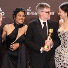 Los ganadores a la Mejor Película posan en la sala de prensa