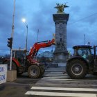 Una pancarta en un tractor reza "Macron traición"