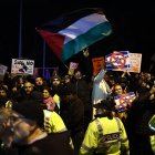 Manifestación frente al Villa Park de Birmingham.
