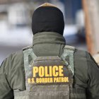Agente del ICE durante una operación de control migratorio en Minneapolis