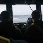 El USS Paul Ignatius (DDG 117) realiza operaciones marítimas en apoyo a la incautación del M/V Bella 1 en el Atlántico Norte, el 7 de enero de 2025. La operación se llevó a cabo en coordinación con el Departamento de Justicia, el Departamento de Seguridad Nacional y el Departamento de Guerra por violaciones a las sanciones estadounidenses.