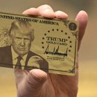 El presidente de Estados Unidos, Donald Trump, levanta una "Tarjeta Dorada Trump"