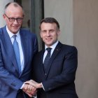 El presidente de Francia, Emmanuel Macron (derecha), recibe al canciller alemán, Friedrich Merz (izquierda), en el Palacio del Elíseo en París, el 6 de enero de 2026, antes de la cumbre de la Coalición de la Voluntad sobre garantías de seguridad para Ucrania.