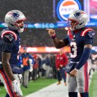 Los receptores abiertos de los Patriots, KAYSHON BOUTTE (9) y DEMARIO DOUGLAS (3), celebran tras un touchdown durante la segunda mitad del partido de la Ronda Divisional de los Playoffs de la NFL entre los New England Patriots y los Houston Texans el 18 de enero de 2026 en Foxboro, Massachusetts. Los Patriots ganaron 28-16.