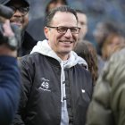 El gobernador de Pensilvania, Josh Shapiro, durante el partido entre los Philadelphia Eagles y los Pittsburgh Steelers en el Lincoln Financial Field de Filadelfia, Pensilvania