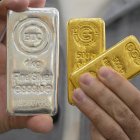 Un joyero muestra lingotes de oro y plata en su tienda (Archivo)