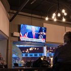 Imagen de Donald Trump en un bar de Groenlandia/ Jonathan Nackstrand