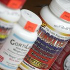 Vitaminas y suplementos se exhiben en el escaparate de una tienda