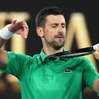 El serbio Novak Djokovic celebra su victoria en el Abierto de Australia