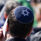 Un participante lleva una kipá durante una ceremonia conmemorativa en el Memorial de Bergen-Belsen