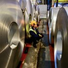 Foto de archivo del 15/02/17 de un trabajador inspeccionando rollos de acero. Theresa May declaró al presidente Donald Trump que los aranceles estadounidenses al acero de la UE son "injustificados y profundamente decepcionantes".