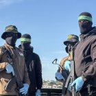 Hombres armados de Hamás y la Yihad Islámica en Palestina entregan al personal de la Cruz Roja un cuerpo que recuperaron de Beit Lahia antes de entregárselo a Israel para determinar si pertenece a uno de los rehenes, norte de la Franja de Gaza, 3 de diciembre de 2025