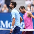 El español Carlos Alcaraz y el serbio Novak Djokovic