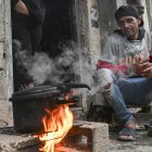 Un hombre frente a una cocina improvisada en medio de un apagón en Cuba