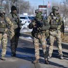 Federal law enforcement agents confront anti-US Immigration and Customs Enforcement (ICE) protesters outside the Bishop Henry Whipple Federal Building during a demonstration over the fatal shooting of Renee Good by an ICE agent in Minneapolis, Minnesota, on January 9, 2026. A US Immigration and Customs Enforcement (ICE) agent shot and killed an American woman on the streets of Minneapolis January 7, leading to huge protests and outrage from local leaders who rejected White House claims she was a domestic terrorist. The woman, identified in local media as 37-year-old Renee Nicole Good, was hit at point blank range as she apparently tried to drive away from agents who were crowding around her car, which they said was blocking their way. (Photo by Octavio JONES / AFP)
