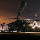 Soldados estadounidenses asignados a la 4.ª Brigada de Aviación de Combate preparan helicópteros AH-64 Apache para la Operación Hawkeye Strike dentro del área de responsabilidad del Mando Central de Estados Unidos, el 19 de diciembre de 2025.