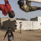 Niños juegan en Petit Mbao, en Senegal.