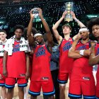 Los miembros del equipo Vince sostienen sus trofeos tras derrotar al equipo Melo en la final del evento Rising Stars de la NBA el viernes 13 de febrero de 2026 en Inglewood, California