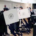 (181106) -- NUEVA YORK, 6 de noviembre de 2018 () -- Votantes depositan sus papeletas en un centro de votación en Manhattan, Nueva York, Estados Unidos, el 6 de noviembre de 2018. Los votantes estadounidenses comenzaron a emitir su voto para las elecciones de mitad de período, tras la apertura de los primeros centros de votación el martes por la mañana. (/Li Muzi)