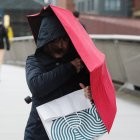 Una persona con un paraguas cruza el puente Sean O'Casey en una tarde lluviosa y ventosa en Dublín, mientras entra en vigor una alerta naranja por lluvia como consecuencia de la tormenta Claudia. Fecha de la fotografía: viernes, 14 de noviembre de 2025.