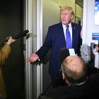El presidente de Estados Unidos, Donald Trump, habla con los periodistas durante un vuelo en el Air Force One, en ruta a la Base Conjunta Andrews desde West Palm Beach, Florida, el 16 de febrero de 2026.