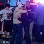 La gente se abraza y se aleja mientras la policía permanece fuera del perímetro que ha creado alrededor del Dennis M. Lynch Arena, donde hoy se ha producido un tiroteo en Pawtucket, Rhode Island, el 16 de febrero de 2026. Al menos dos personas han muerto y tres han resultado heridas en un tiroteo en una pista de hielo en la ciudad de Pawtucket, al noreste de Estados Unidos, según las autoridades, y las imágenes difundidas en las redes sociales muestran a adolescentes asustados huyendo del sonido de los disparos. «Tenemos tres fallecidos. El sospechoso, dos víctimas y tres personas en el hospital», declaró la jefa de policía de Pawtucket, Tina Goncalves, a los periodistas tras el incidente. Añadió que las investigaciones iniciales sugieren que el tiroteo fue selectivo y «podría tratarse de una disputa familiar».