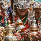 Personas vestidas con atuendos tradicionales asisten a la ceremonia de oración del líder espiritual tibetano, el Dalai Lama.