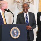 Donald Trump junto a Ben Carson y Scott Turner en la Casa Blanca/ Saul Loeb