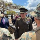 Francis Donovan, jefe del Comando Sur (SOUTHCOM), hablando con soldados tras su llegada al Aeropuerto Internacional Simón Bolívar de Maiquetía