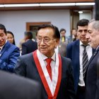 Esta imagen, difundida por el Congreso peruano, muestra al nuevo presidente interino, José María Balcázar, reaccionando tras su elección en el Congreso Nacional en Lima el 18 de febrero de 2026