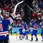 Las jugadoras estadounidenses celebran tras ganar la medalla de oro en el partido de hockey sobre hielo femenino entre Estados Unidos y Canadá en el Milano Santagiulia Ice Hockey Arena durante los Juegos Olímpicos de Invierno de Milán Cortina 2026, celebrados en Milán el 19 de febrero de 2026.